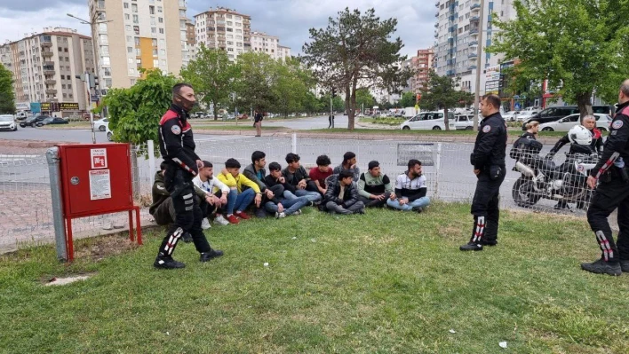 Kayseri'de 11 kaçak göçmen böyle yakalandı!