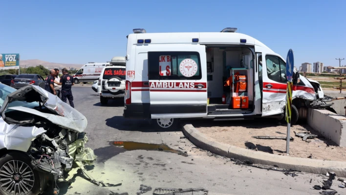 Kayseri'de Ambulansla Otomobil Çarpıştı-Çok Sayıda Yaralı!