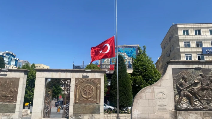 Kayseri'de bayraklar yarıya indirildi