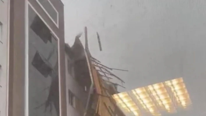 Kayseri'de doğal afet - NNYÜ'nün çatısı uçtu!