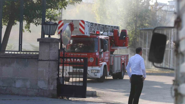 Bir fabrikanın hurdalığında çıkan yangın söndürüldü