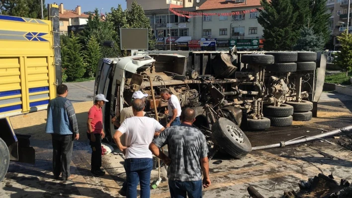 Kayseri'de freni patlayan kamyon ilçe meydanına uçtu!