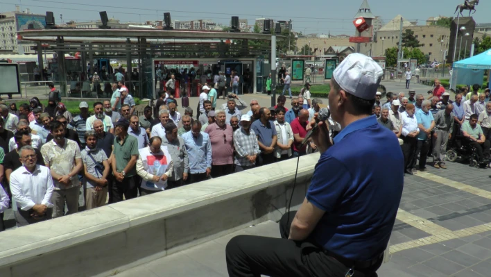 Kayseri'de Gıyabi Cenaze Namazı ile Filistin Şehitlerine Dua