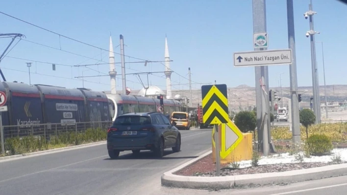 Kayseri'de Korku Dolu Anlar: Araç Tramvaya Çarptı!