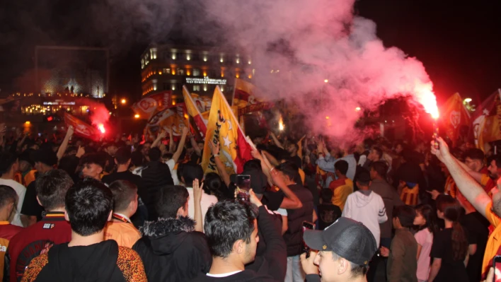 Kayseri'de Kutlamalar Başladı - Meydan Doldu Taştı!