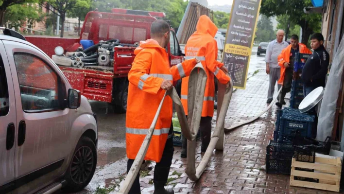 Yağış sonrası evleri ve dükkanları su bastı!