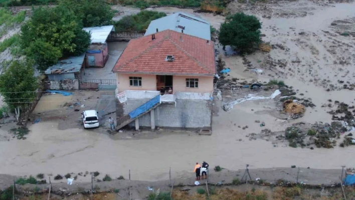 Selde mahsur kalan 2 kişi kurtarıldı