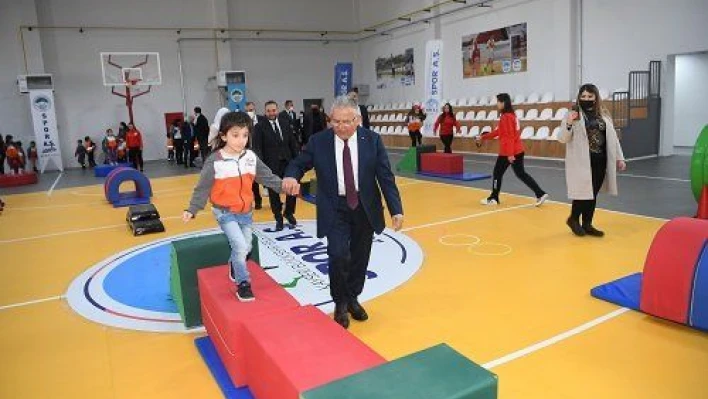 Büyükkılıç, hizmete açılan spor salonunda miniklerle buluştu