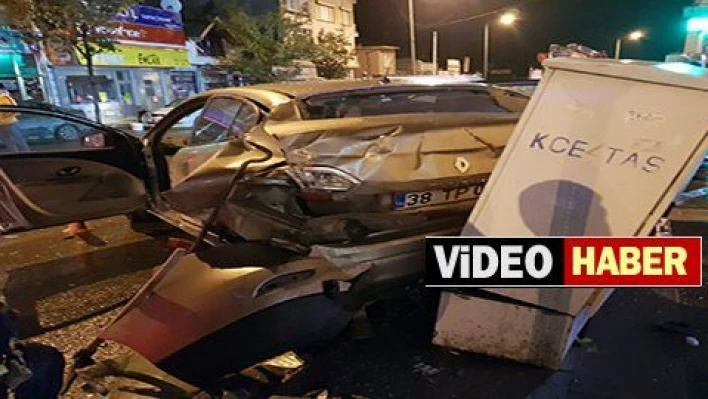 Direksiyon hakimiyeti kaybolan otomobil 4 polis aracını hurdaya çevirdi