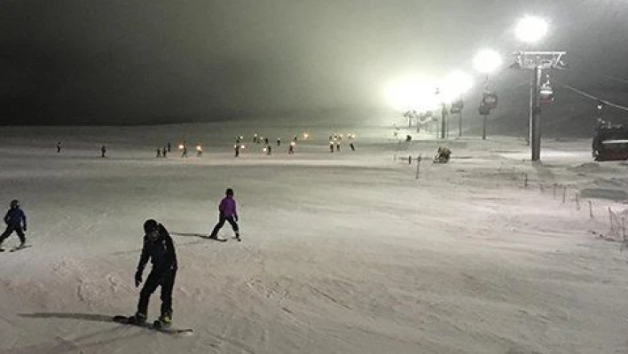 Erciyes Dağı'nda gece kayağı  