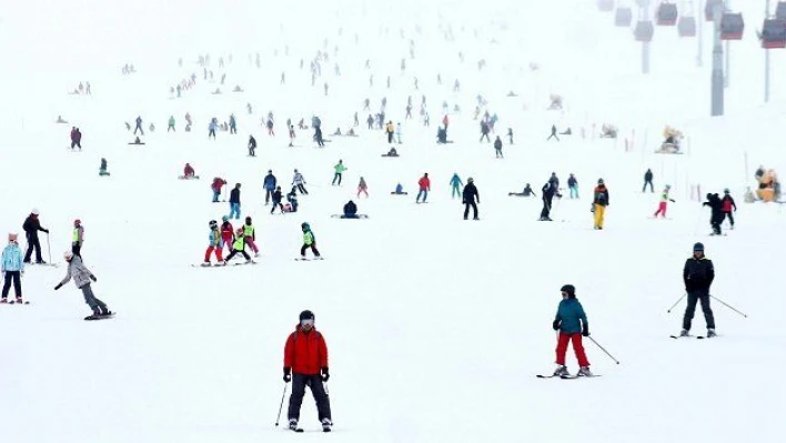 Sömestirda Erciyes'e akın 500 bini geçti...