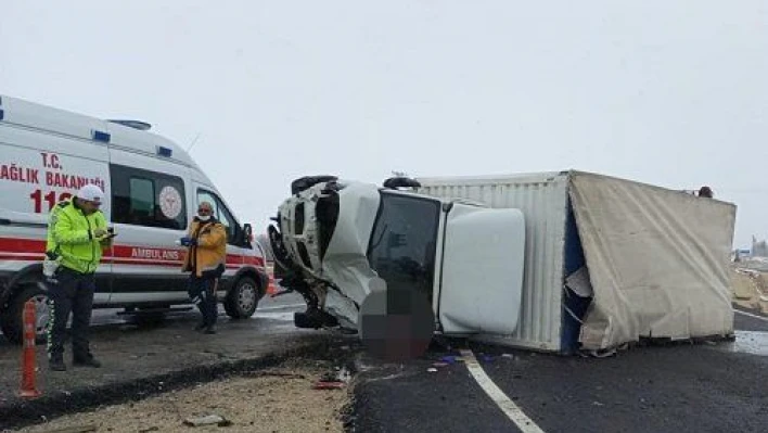 Kırşehir'de tırla çarpışan kamyonetin sürücüsü öldü