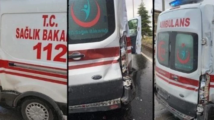 Hasta taşıyan ambulans kaza yaptı