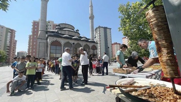 Hayırseverler, Kur'an kursu öğrencilerini ikramlarla sevindiriyor