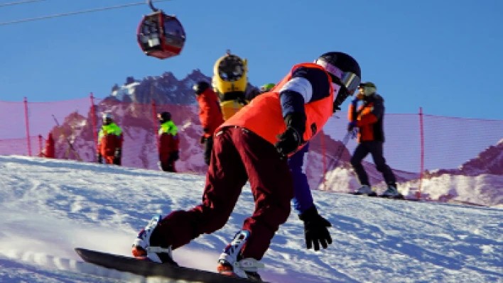 Erciyes'te Snowboard rüzgarı 