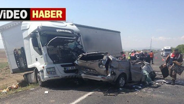 Kayseri-Adana karayolunda tır ile otomobil çarpıştı