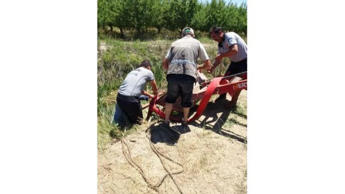 Su kanalına düşen inek itfaiye ekiplerince kurtarıldı