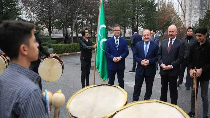 Okul ziyaretinde Başkan Çolakbayrakdar'a mehteranlı karşılama 