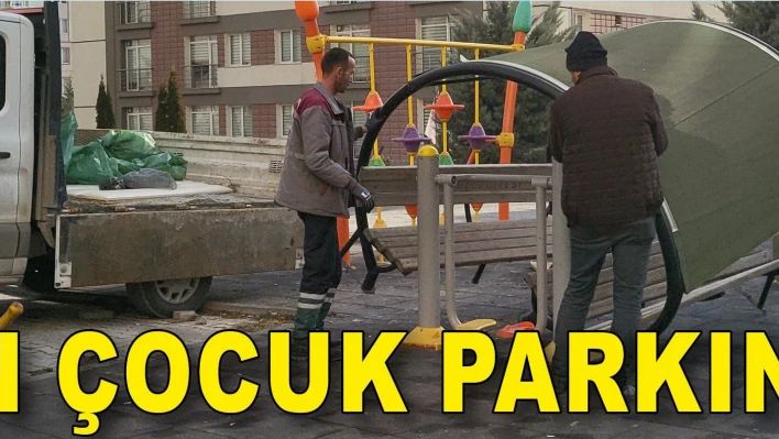 Kamyon çocuk parkına girdi