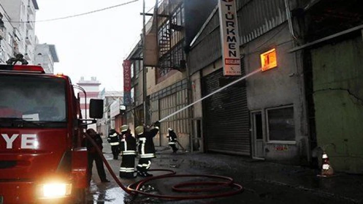 Kayseri'de baza ve yatak imalathanesinde yangın 