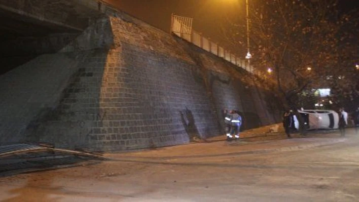 Kayseri'de otomobil köprüden uçtu: 3 yaralı