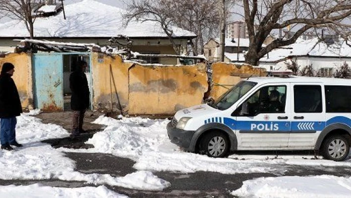 Bıçağın üstüne düşen genç kadın yaralandı