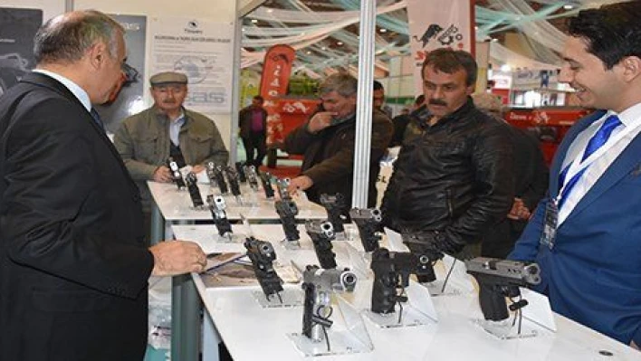 Türk yapımı tabancalara fuarda yoğun ilgi  