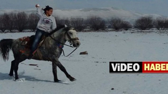 Kar Tatilini Erciyes 'in Eteklerinde At Sürerek Değerlendirdi