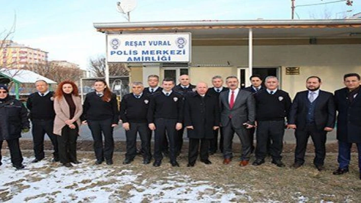 Başkan Çolakbayrakdar sabah çayını polislerle birlikte içti