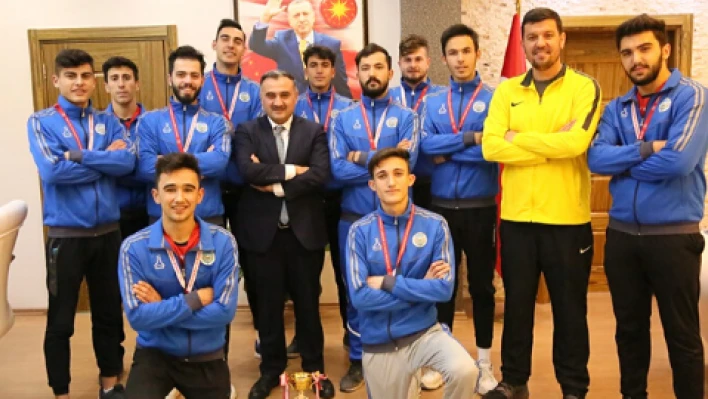 Develi Belediyesi Voleybol Kulübünün genç takımından üçüncülük başarısı