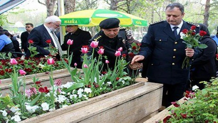 Protokol polis şehitliğini ziyaret etti 