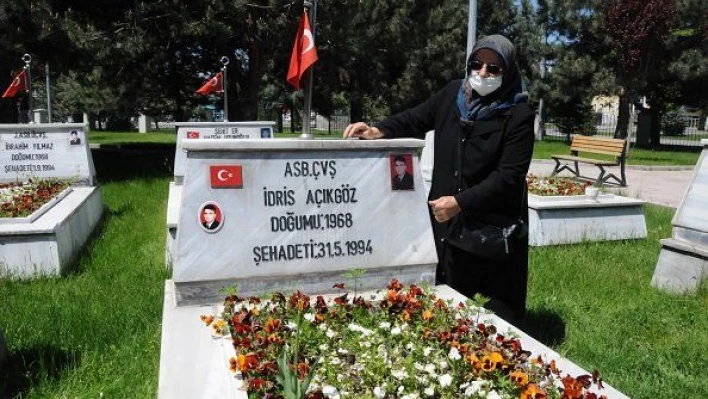 Şehit annesini, oğlunun mezarına polis götürdü