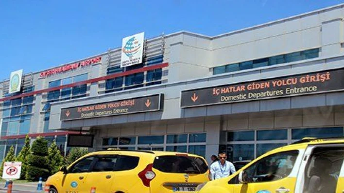 Motoruna kuş çarpan uçak acil iniş yaptı