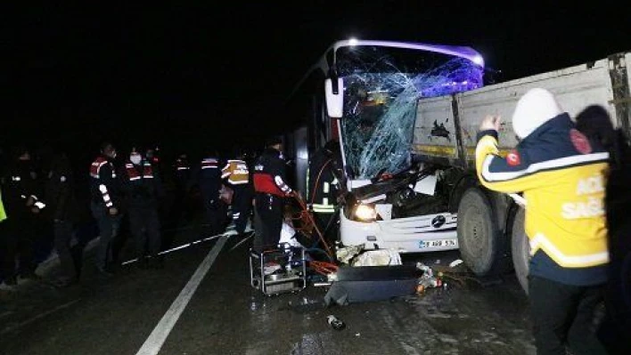 Yolcu otobüsü tırın dorsesine saplandı: 1 ölü, 13 yaralı 