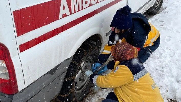 Kara saplanan ambulansa kadın sağlık çalışanları zincir taktı