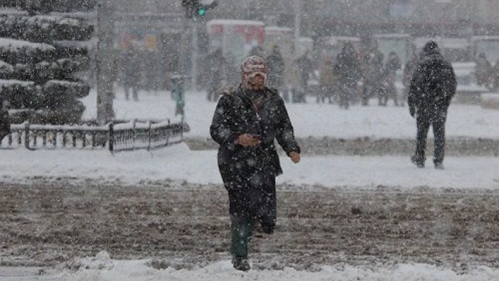 Kayseri'ye lapa lapa kar yağdı