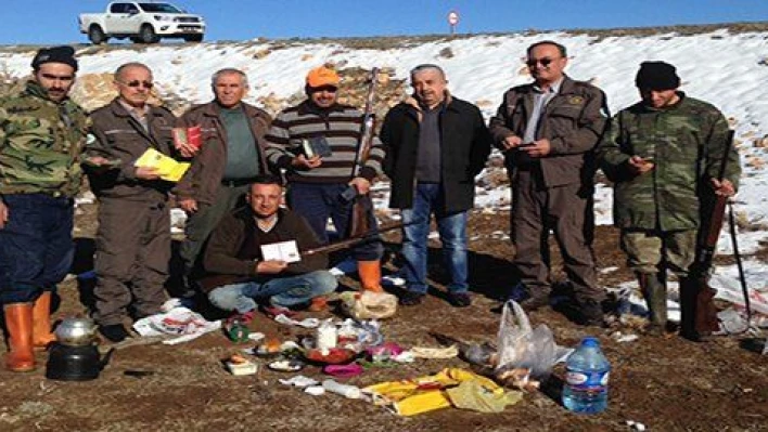 Nesli tükenmekte olan Saka kuşunu avlayan 3 kişi yakalandı 