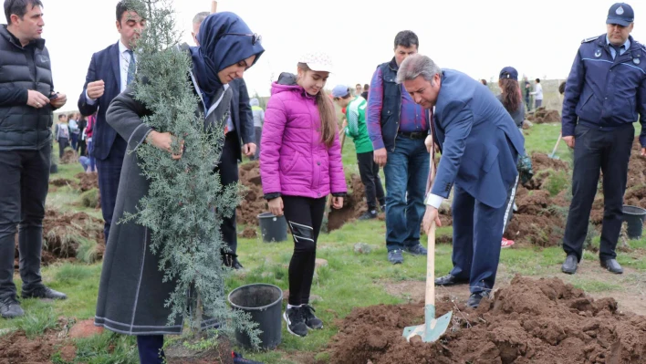 Tekden Koleji öğrencileri 200 fidanı toprakla buluşturdu 