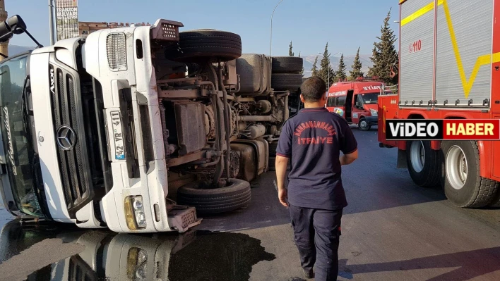 Virajı alamayan tır devrildi