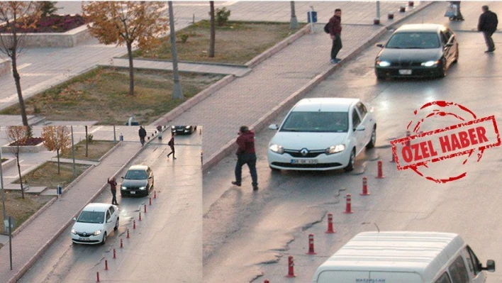 Alkollü şahıs hareket halindeki araçları tekmeledi