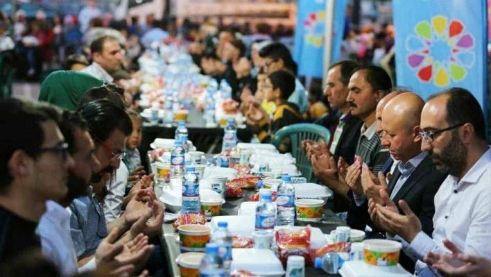 Başkan Çolakbayrakdar iftarda vatandaşlarla birlikte