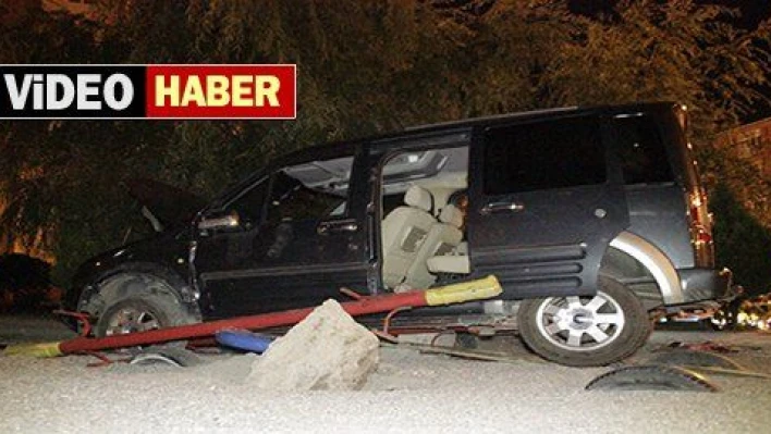 Babasının aracını kaçırdı, oyun parkına daldı: 1'i ağır 2 yaralı