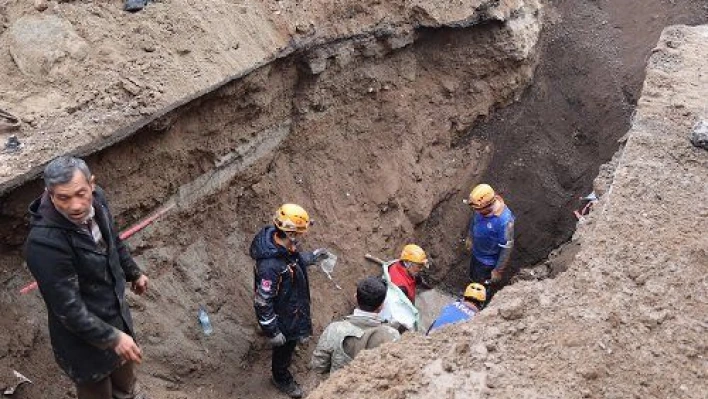 Kayan toprağın altında ayağı sıkışan işçi mahsur kaldı