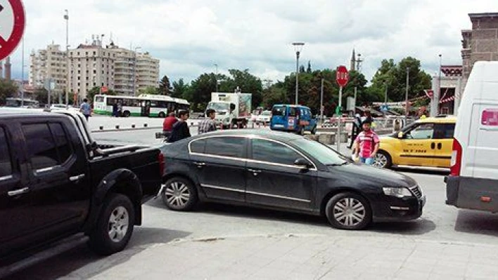 Kaldırımlar ulaşıma kapandı!