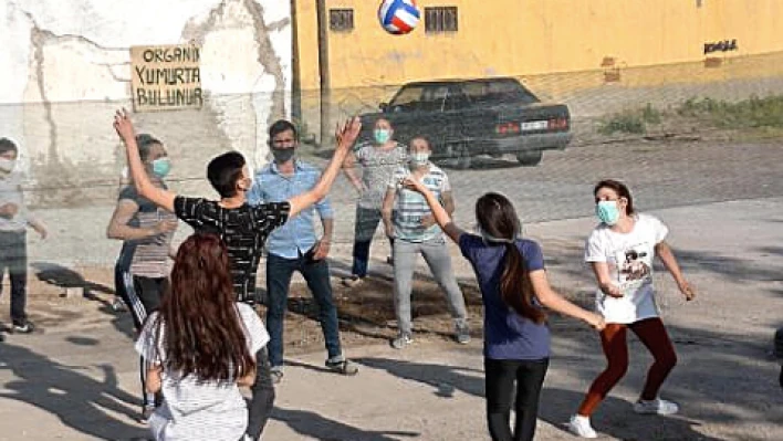 Kağıt toplayıcıları kendi voleybol sahalarını yaptı