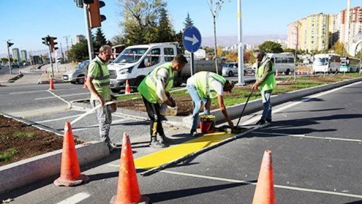 Melikgazi'de güvenli ve seri ulaşım için yol çizgileri yapılıyor