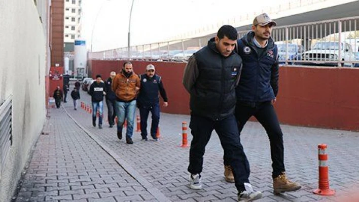 DEAŞ operasyonunda gözaltına alınan 3 kişi adliyeye sevk edildi 