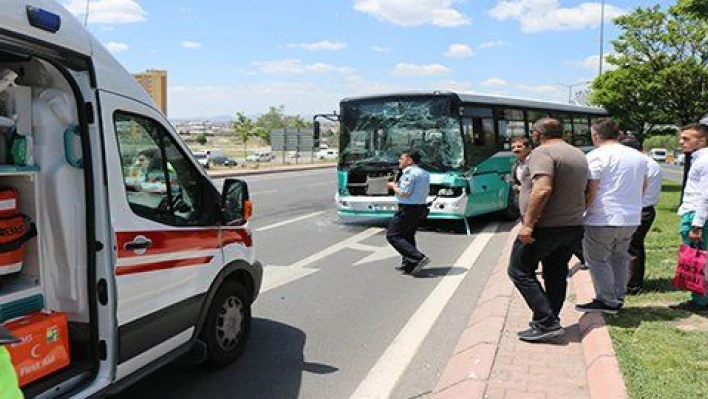 Tıra çarpan halk otobüsü refüje çıkarak durabildi: 9 yaralı