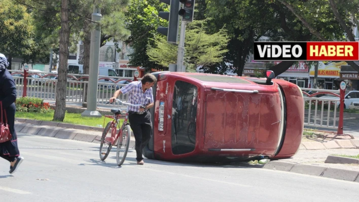 Direksiyon hakimiyeti kaybolan otomobil yan yattı