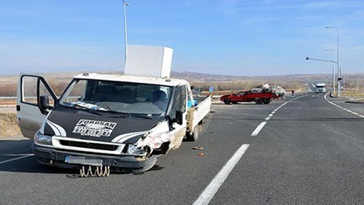 Kayseri'de iki kamyonet çarpıştı: 4 yaralı  